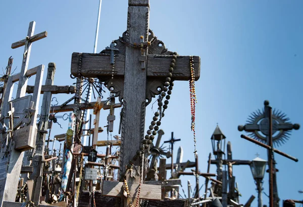 Cerro de cruces o Kryziu kalnas. Famoso lugar de peregrinación católica en Siauliai, Lituania. Un gran número de cruces de madera, crucifijos. Impresionante monumento de la fe y el arte popular . — Foto de Stock