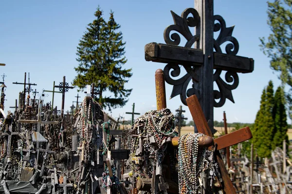 Haçlar Tepesi veya Kryziu kalnas. Siauliai, Litvanya Katolik hac ünlü site. Çok sayıda tahta haç, haç ve boncuk. Etkileyici inanç ve halk sanatı anıtı.