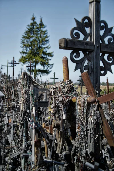 Heuvel van kruisen of Kryziu kalnas. Beroemde site van de katholieke bedevaart in Siauliai, Litouwen. Een groot aantal houten kruisen, crucifixen en rozenkrans kralen. Indrukwekkend monument van geloof en volkskunst. — Stockfoto