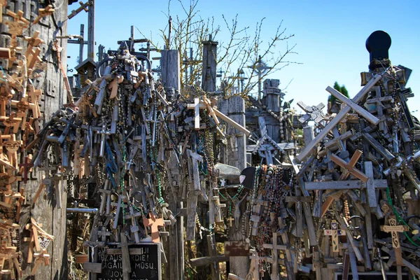 Hill of crosses or Kryziu kalnas. Famous site of catholic pilgrimage in Siauliai, Lithuania. A large number of wooden crosses and crucifixes. Monument of faith and religious folk art. — Stock Photo, Image