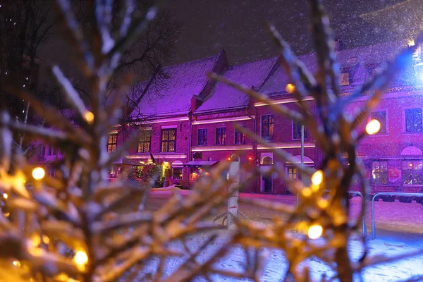 Ратушная площадь в старом городе Каунаса, Литва, с рождественским украшением. Новогодняя елка, освещение, снегопад. Очаровательный вечер, зимняя страна чудес. Открытки, открытки, каникулы . — стоковое фото