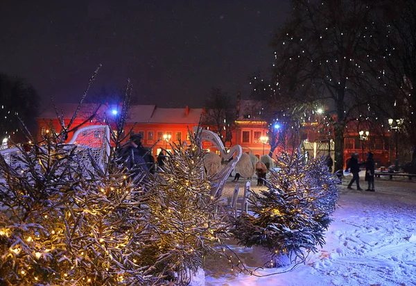 Kaunas पुराने शहर, लिथुआनिया में टाउन हॉल स्क्वायर, क्रिसमस की छुट्टी सजावट के साथ। नए साल का पेड़, रोशनी, बर्फ करामाती शाम, शीतकालीन वंडरलैंड। पोस्टकार्ड, ग्रीटिंग कार्ड, पर्यटन, अवकाश . — स्टॉक फ़ोटो, इमेज