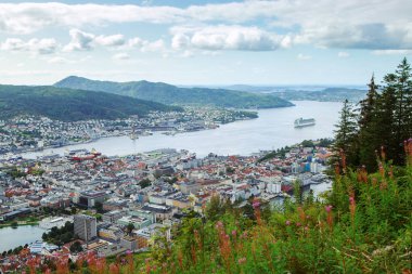 Yazın Floyen Dağı 'ndan Bergen' in ünlü manzarası. Bulutlar, fiyortlar, dağlar, şehir manzarası, yatlar ve gemiler. Norveç 'in Simgesi.