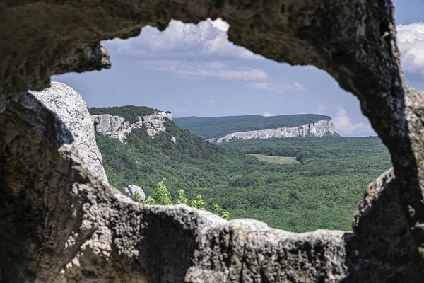 Vista panorâmica de rochas da Crimeia, montanhas e um vale. Rochas naturais incríveis com cavernas esculpidas nas rochas. A cidade medieval das cavernas. Crimeia Interior. Rota famosa para caminhadas. — Fotografia de Stock