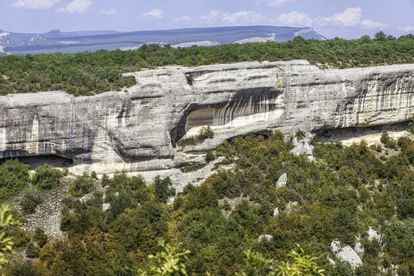 Vista panorâmica das montanhas da Crimeia e um vale. Rochas naturais incríveis com cavernas esculpidas nas rochas. Crimeia Interior. Rota famosa para caminhadas. — Fotografia de Stock