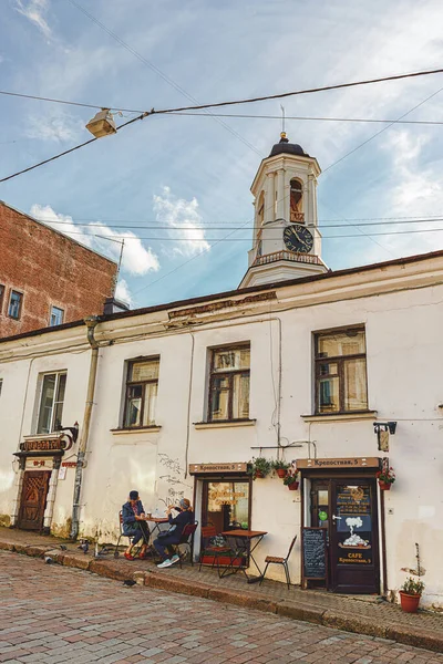 俄罗斯维堡- 2020年9月5日。小商店和街边咖啡馆。Krepostnaya街钟楼. — 图库照片