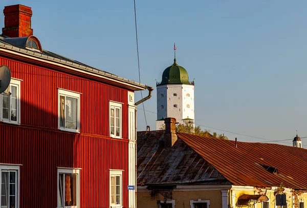 Calle del casco antiguo. Casas de madera, torre del castillo. Vyborg, región de Leningrado, Rusia. — Foto de Stock