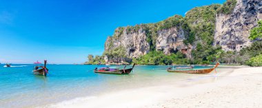 Geleneksel longtail tekneler, tropikal deniz ile muhteşem manzara 