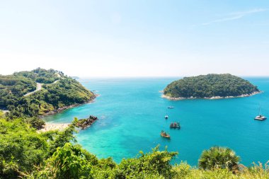 Rawai alanda dağlardan Yanui kumsalda Phuket Island görüntüleyin