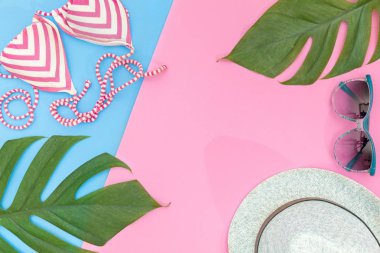 Tropikal üstten görünüm yaz tatil kavramı natürmort arka plan düz yatıyordu