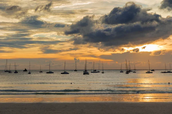 Veleros descansando después de regata en Kata Beach Phuket island Thai — Foto de Stock