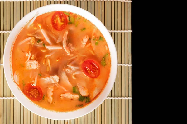 Tom Yum Gai o sopa de tom yum picante con pollo - Auténtico tailandés — Foto de Stock