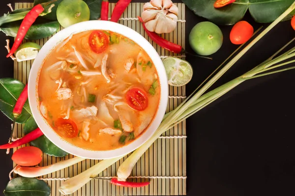 Tom Yum Gai или острый том вкусный суп с курицей - подлинный тайский — стоковое фото