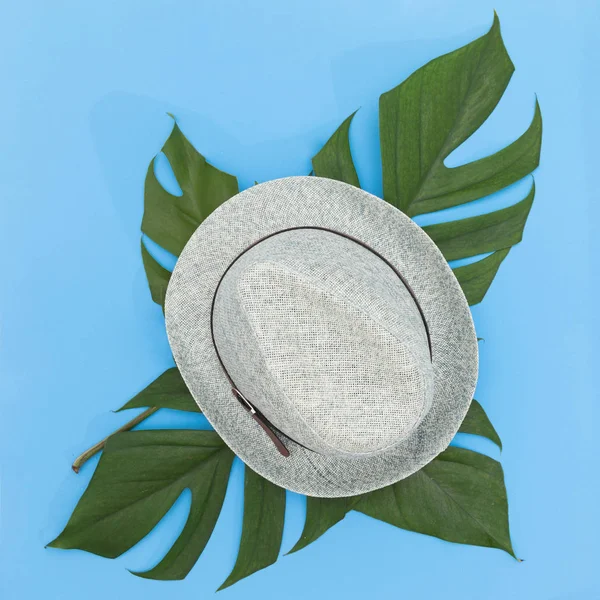 Tropical vista superior plano diseño bodegón sombrero de paja monstera — Foto de Stock