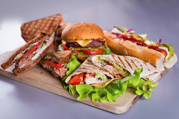 Fast food plaka ile burger sosisli sandviç tavuk sarma