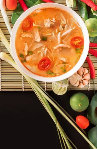 Tom Yum Gai or spicy tom yum soup with chicken - Authentic Thai — Stock Photo, Image