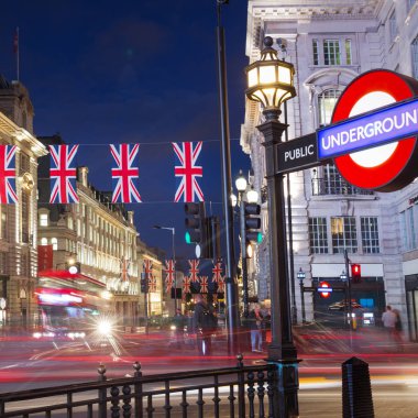 2016 16 Haziran popüler turistik Picadilly circus bayrakları union jack gece ile
