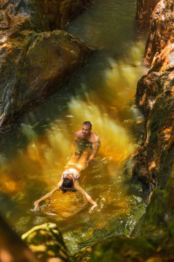 Adam eylem kamera ile kız arkadaşı bir wate yüzme kaydediyor
