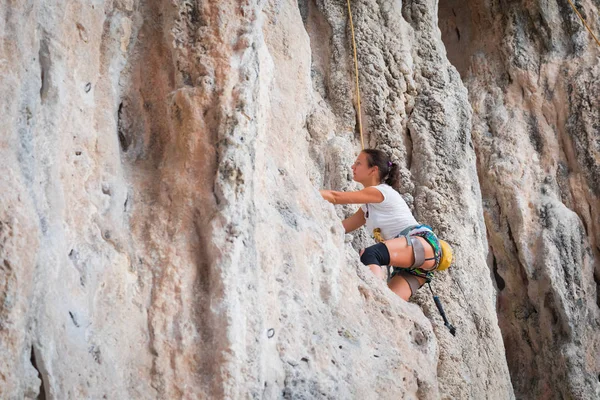 Mujer joven escalada en roca en la montaña blanca — Foto de Stock