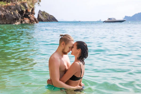 Jovem casal hipster feliz magro na praia tropical beijar uns aos outros — Fotografia de Stock