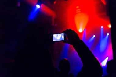 Fotoğraf video siluetleri cep telefonuyla kalabalık yer alan adam