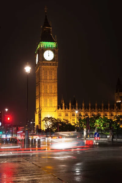 Popular tourist Big Ben and Houses of Parlament in night lights — Stock Photo, Image