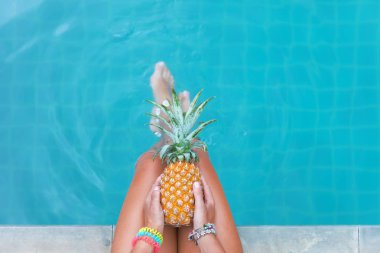 Ananas meyve yüzme havuzu tropikal e yakın tutan ince kadın