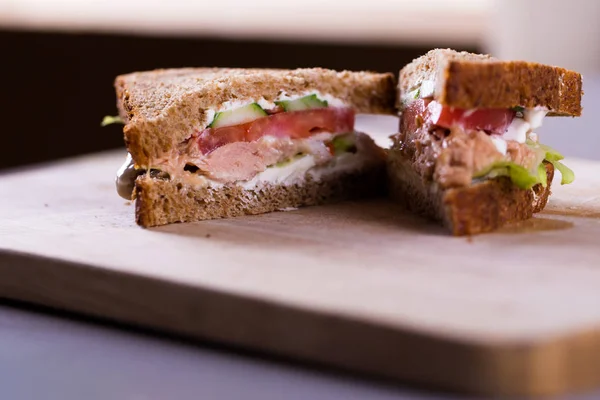 Cuisson fraîche maison sandwich au thon grillé sur bois — Photo