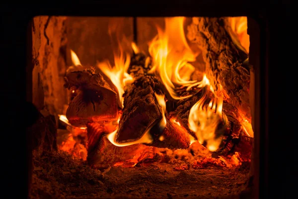 Fuego y carbones en horno de chimenea —  Fotos de Stock