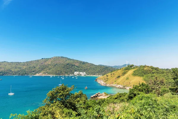 Vista sulla spiaggia della baia di Nai Harn nella zona di Rawai sull'isola di Phuket — Foto Stock