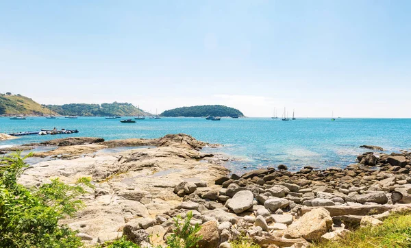 Vista sulla spiaggia della baia di Nai Harn nella zona di Rawai sull'isola di Phuket — Foto Stock