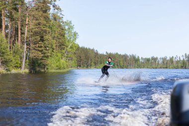 Wakeboard Motorbot bir yaz gölde dalga sürme wetsuit genç oldukça ince esmer kadın