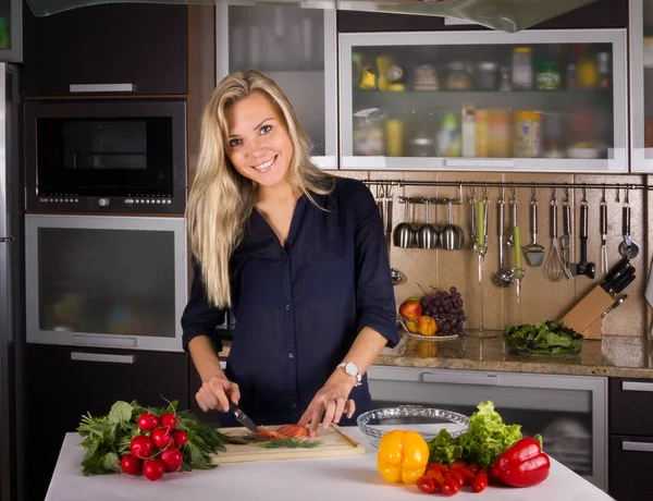 Junge Hübsche Blonde Junge Frau Kocht Salat Der Küche — Stockfoto