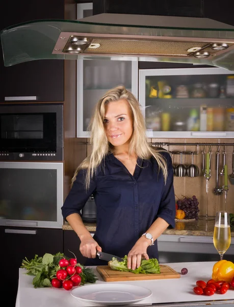 Junge Hübsche Blonde Junge Frau Kocht Salat Der Küche — Stockfoto