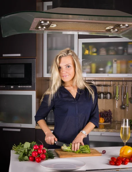 Giovane Bella Bionda Giovane Donna Che Cucina Insalata Cucina — Foto Stock