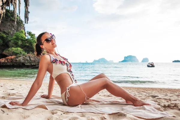 Young Pretty Slim Brunette Woman Sunglasses Getting Suntan Tropical Beach — Stock Photo, Image