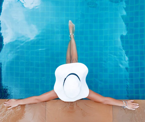 Junge Schlanke Frau Mit Strohhut Sitzt Schwimmbad Tropischen Exotischen Sommer — Stockfoto