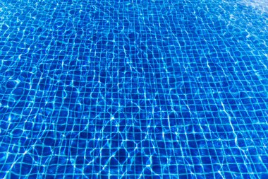 Su yüzeyi turkuaz Yüzme Havuzu - tatil tropikal arka plan kavramı