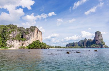 Popüler seyahat tropikal karstik Railay ve Tonsai Beach, Krabi il, Tayland tırmanma için mükemmel kayalar