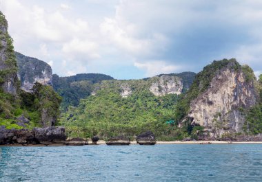 Popüler seyahat tropikal karstik Tonsai Beach, Krabi il, Tayland tırmanma için mükemmel kayalar