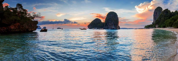 Popularne Podróży Tropikalnych Kras Skały Idealnym Wspinaczki Plaży Phra Nang — Zdjęcie stockowe