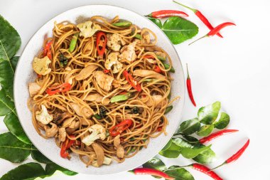 baharatlı Asya wok stir fry spagetti tavuk ve Tay baharat