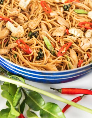 baharatlı Asya wok stir fry spagetti tavuk ve Tay baharat