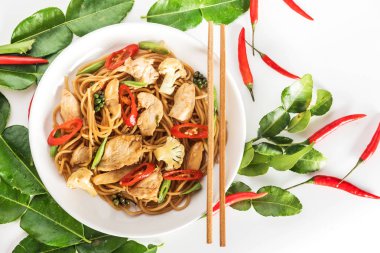 baharatlı Asya wok stir fry spagetti tavuk ve Tay baharat