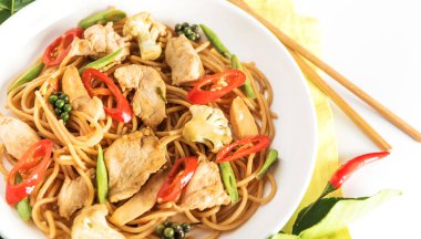baharatlı Asya wok stir fry spagetti tavuk ve Tay baharat
