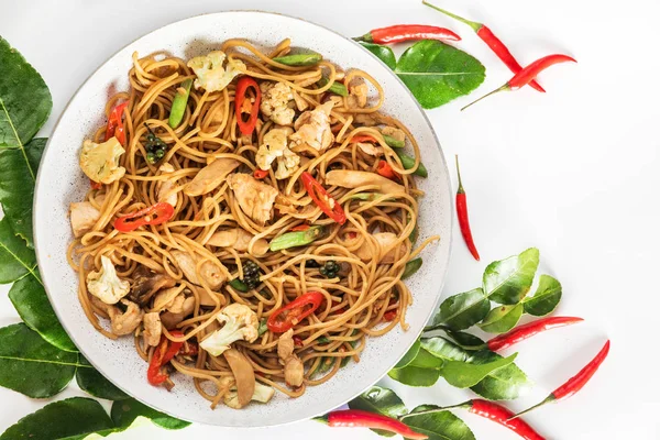 Picante asiático wok mexer fritar espaguete com frango e tailandês especiarias Fotografias De Stock Royalty-Free