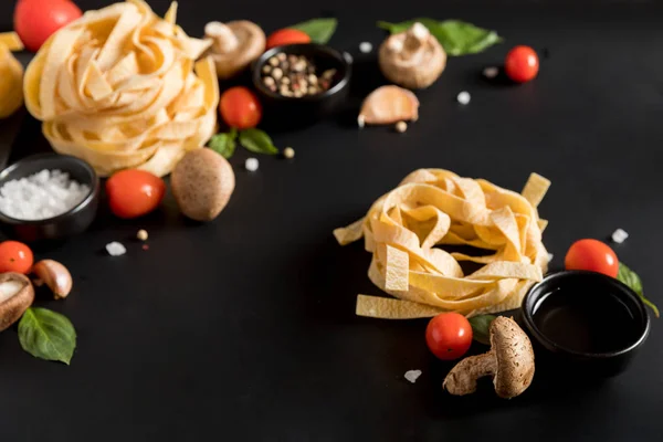 Tagliatelle di fettuccine con funghi, erbe aromatiche e spezie — Foto Stock