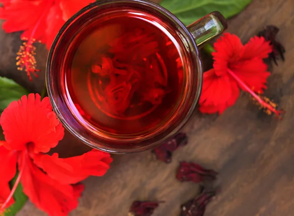 Karkade vermelho hibisco chá azeda vermelha em caneca de vidro com chá seco cu — Fotografia de Stock