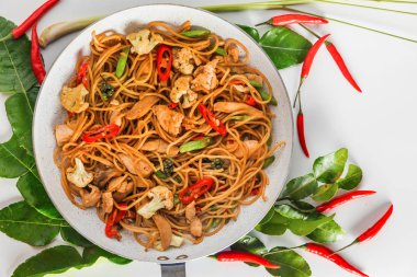 Asya mutfağının baharatlı yiyecek: wok stir fry spagetti ile kızarmış tavuk