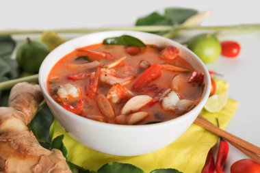 Tay Tom Yum Goong veya karides karides ile baharatlı tom yum çorbası